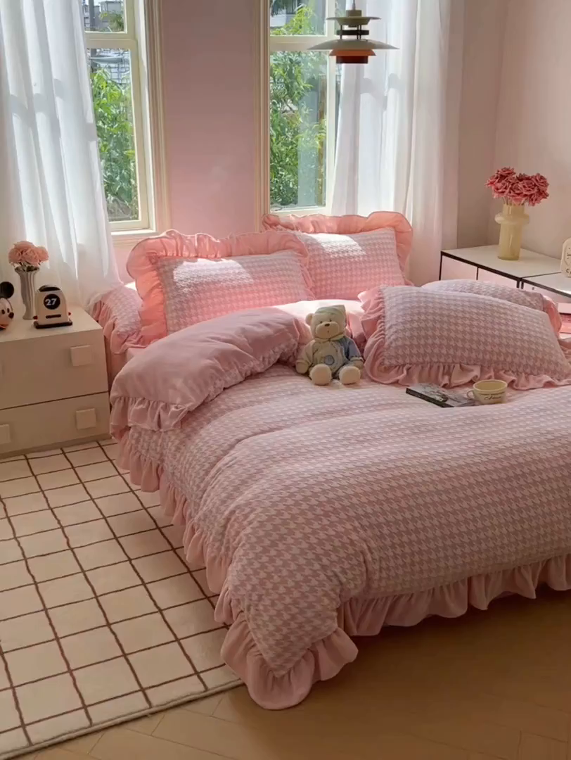 91家纺网 家纺一手货源 找家纺 轻奢坊 2025新款牛奶绒千鸟格烂花花边款四件套-场景二 樱花粉