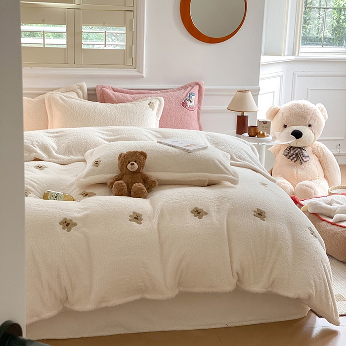 91家纺网 家纺一手货源 找家纺 萝莉家纺 2025新款加厚泰迪绒毛巾绣四件套 小熊奶白