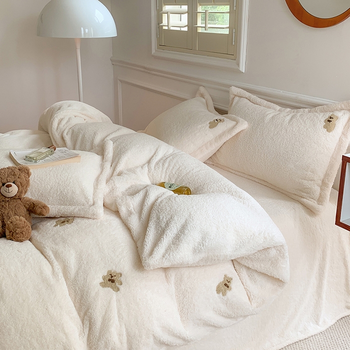 91家纺网 家纺一手货源 找家纺 萝莉家纺 2025新款加厚泰迪绒毛巾绣四件套 小熊奶白