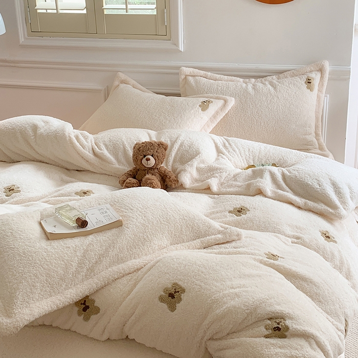91家纺网 家纺一手货源 找家纺 萝莉家纺 2025新款加厚泰迪绒毛巾绣四件套 小熊奶白