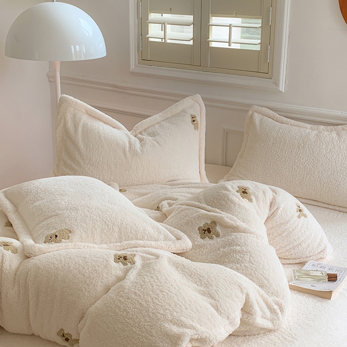 91家纺网 家纺一手货源 找家纺 萝莉家纺 2025新款加厚泰迪绒毛巾绣四件套 小熊奶白