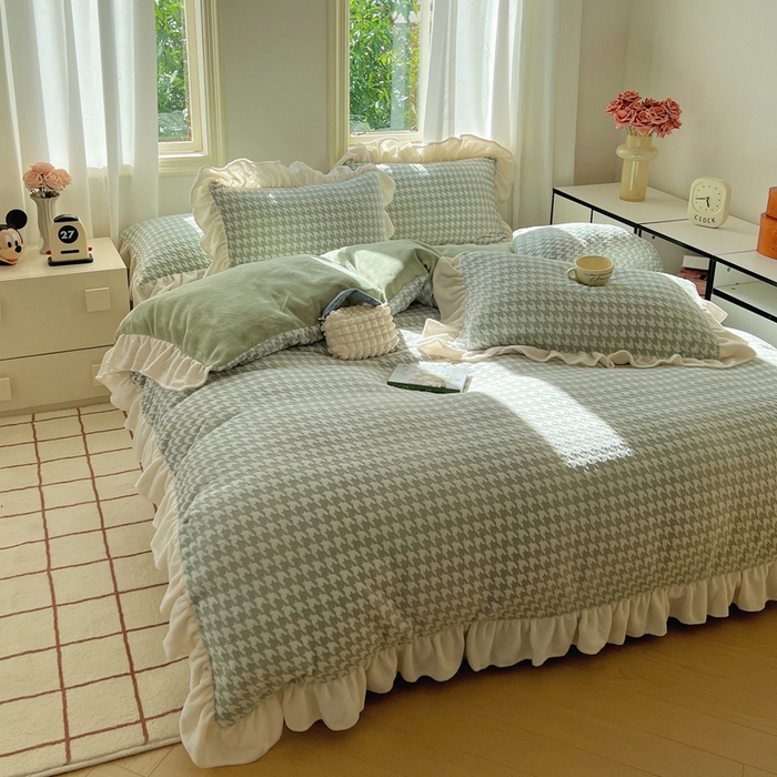 91家纺网 家纺一手货源 找家纺 轻奢坊 2025新款牛奶绒千鸟格烂花花边款四件套-场景二 奶酪绿