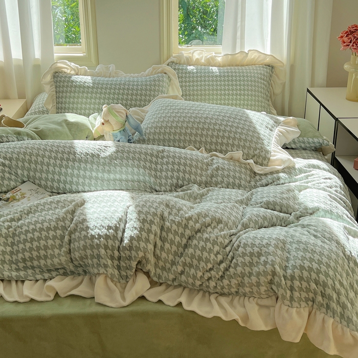 91家纺网 家纺一手货源 找家纺 轻奢坊 2025新款牛奶绒千鸟格烂花花边款四件套-场景二 奶酪绿