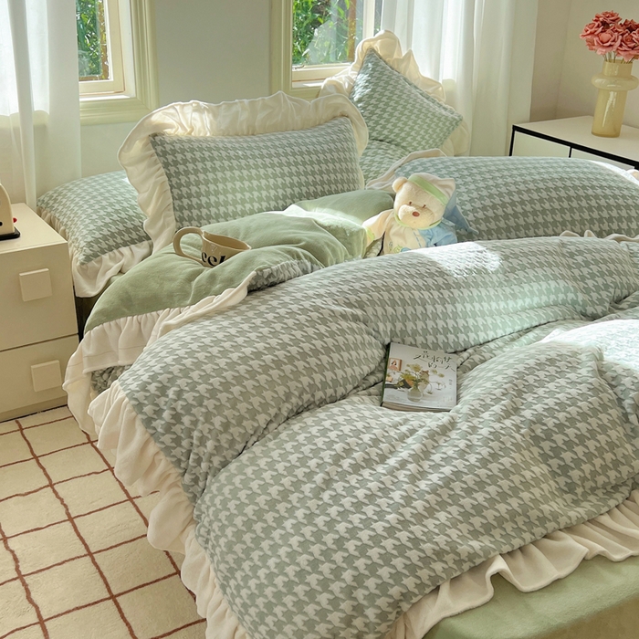 91家纺网 家纺一手货源 找家纺 轻奢坊 2025新款牛奶绒千鸟格烂花花边款四件套-场景二 奶酪绿