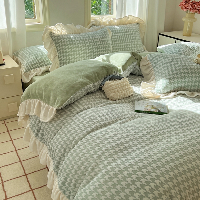 91家纺网 家纺一手货源 找家纺 轻奢坊 2025新款牛奶绒千鸟格烂花花边款四件套-场景二 奶酪绿