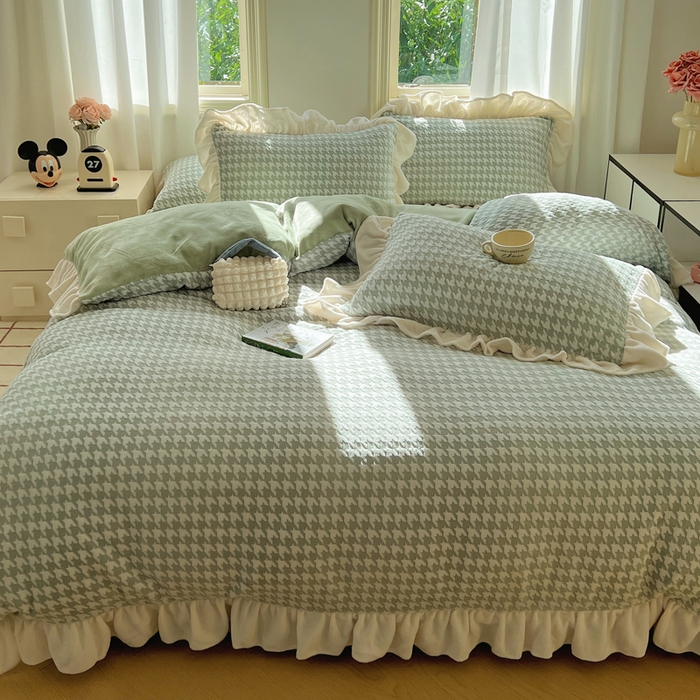 91家纺网 家纺一手货源 找家纺 轻奢坊 2025新款牛奶绒千鸟格烂花花边款四件套-场景二 奶酪绿