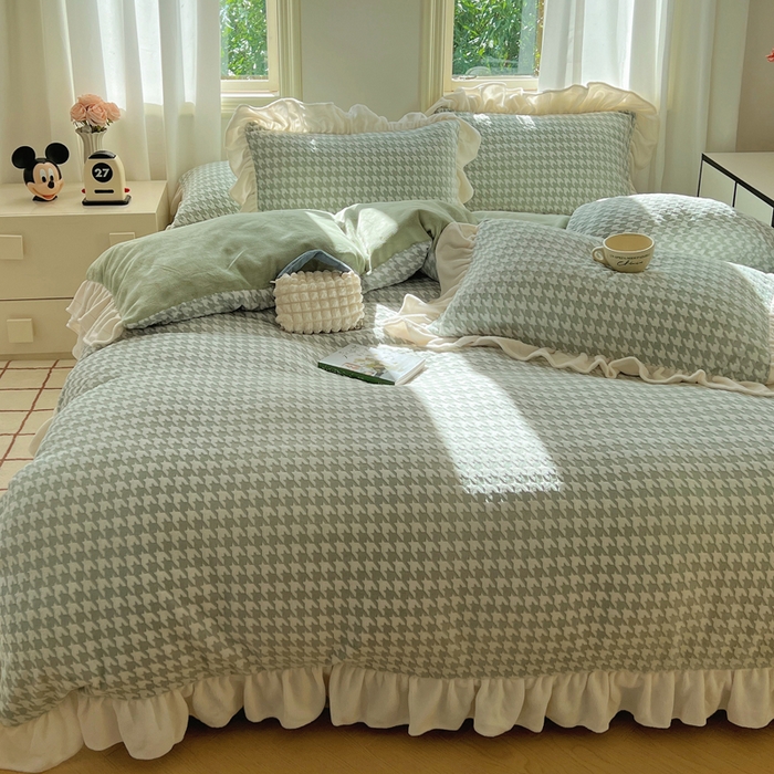 91家纺网 家纺一手货源 找家纺 轻奢坊 2025新款牛奶绒千鸟格烂花花边款四件套-场景二 奶酪绿