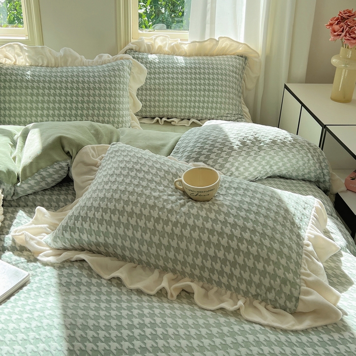 91家纺网 家纺一手货源 找家纺 轻奢坊 2025新款牛奶绒千鸟格烂花花边款四件套-场景二 奶酪绿