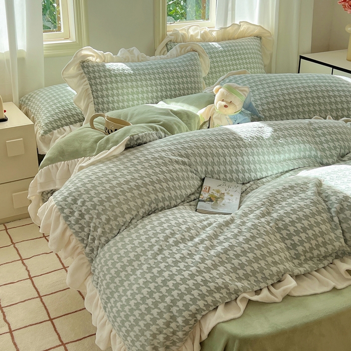 91家纺网 家纺一手货源 找家纺 轻奢坊 2025新款牛奶绒千鸟格烂花花边款四件套-场景二 奶酪绿