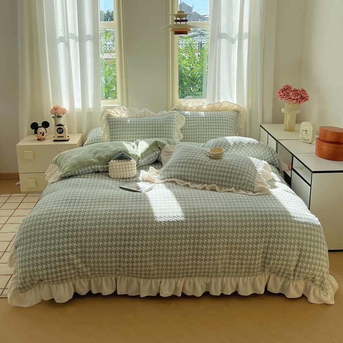 91家纺网 家纺一手货源 找家纺 轻奢坊 2025新款牛奶绒千鸟格烂花花边款四件套-场景二 奶酪绿