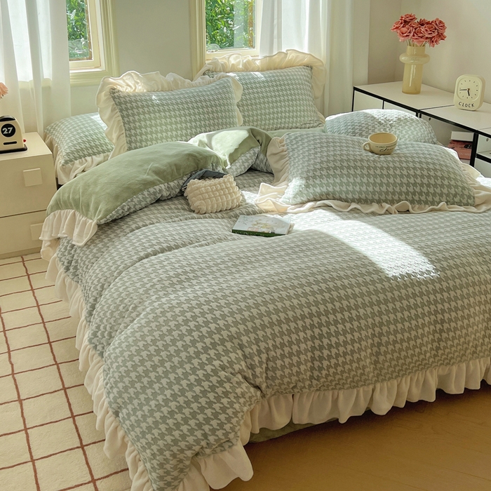 91家纺网 家纺一手货源 找家纺 轻奢坊 2025新款牛奶绒千鸟格烂花花边款四件套-场景二 奶酪绿