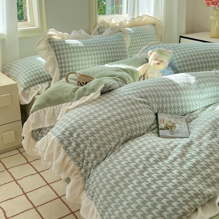 91家纺网 家纺一手货源 找家纺 轻奢坊 2025新款牛奶绒千鸟格烂花花边款四件套-场景二 奶酪绿