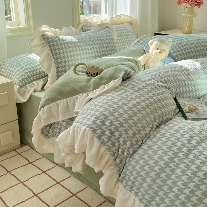 91家纺网 家纺一手货源 找家纺 轻奢坊 2025新款牛奶绒千鸟格烂花花边款四件套-场景二 奶酪绿