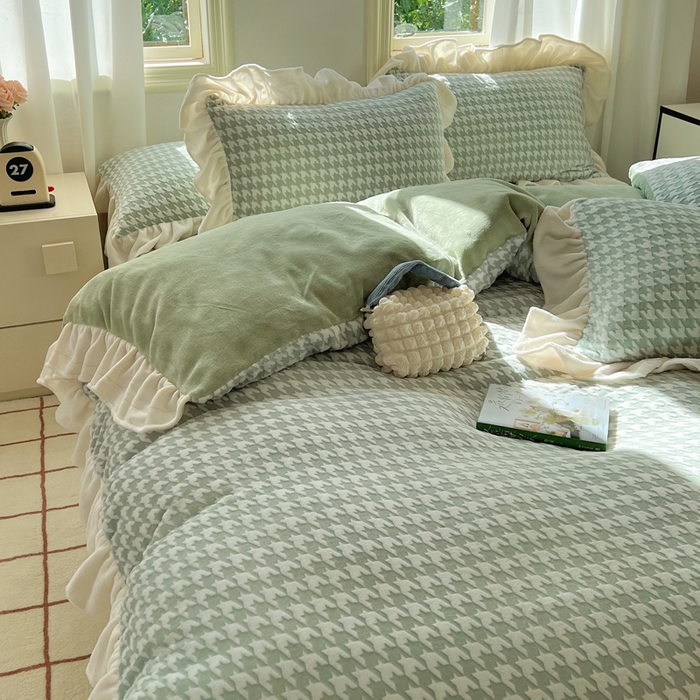 91家纺网 家纺一手货源 找家纺 轻奢坊 2025新款牛奶绒千鸟格烂花花边款四件套-场景二 奶酪绿