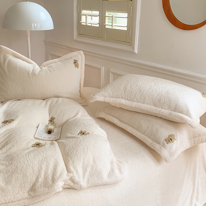 91家纺网 家纺一手货源 找家纺 萝莉家纺 2025新款加厚泰迪绒毛巾绣四件套 小熊奶白