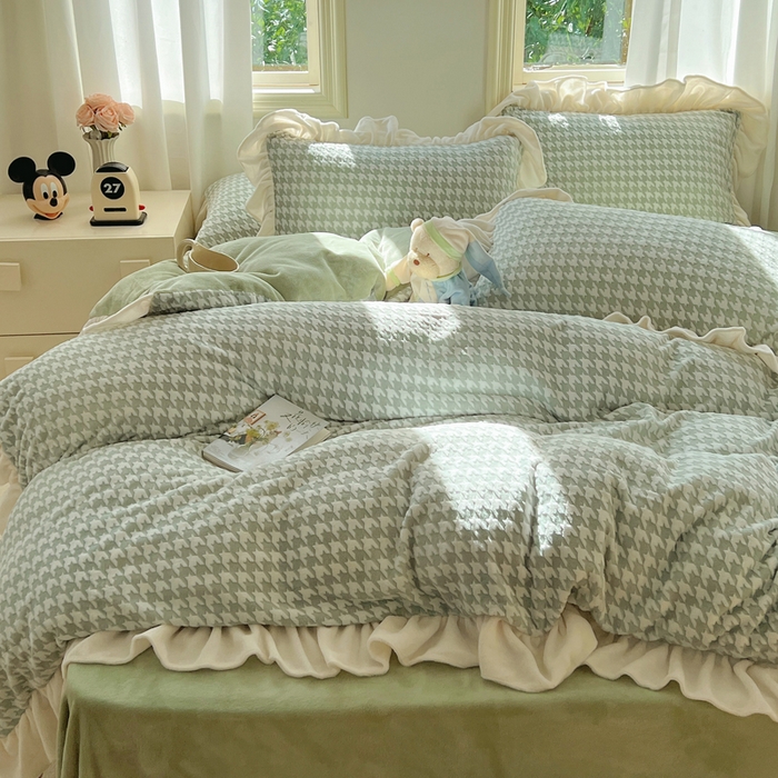 91家纺网 家纺一手货源 找家纺 轻奢坊 2025新款牛奶绒千鸟格烂花花边款四件套-场景二 奶酪绿