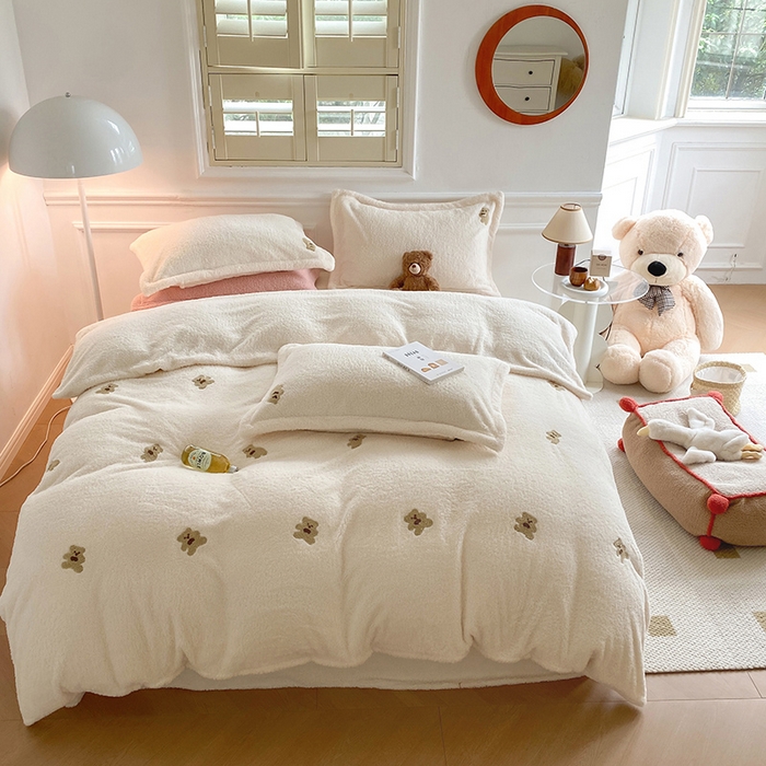 91家纺网 家纺一手货源 找家纺 萝莉家纺 2025新款加厚泰迪绒毛巾绣四件套 小熊奶白