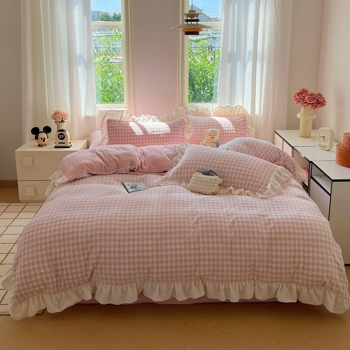 91家纺网 家纺一手货源 找家纺 轻奢坊 2025新款牛奶绒千鸟格烂花花边款四件套-场景二 奶酪粉