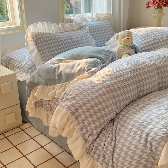 91家纺网 家纺一手货源 找家纺 轻奢坊 2025新款牛奶绒千鸟格烂花花边款四件套-场景二 奶酪蓝