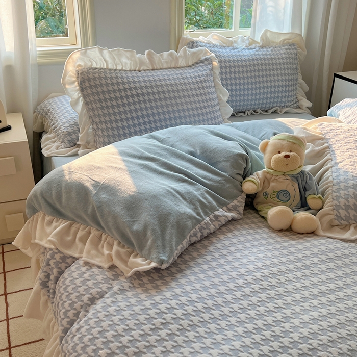 91家纺网 家纺一手货源 找家纺 轻奢坊 2025新款牛奶绒千鸟格烂花花边款四件套-场景二 奶酪蓝