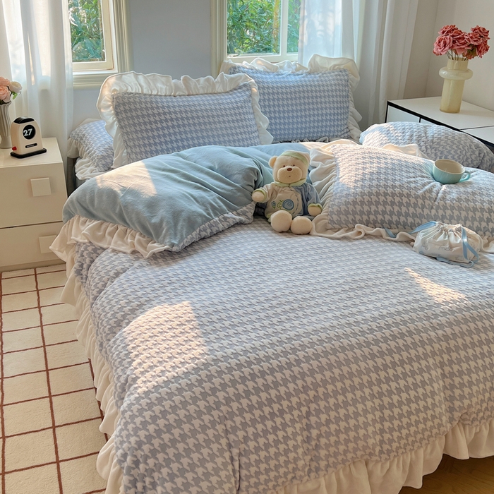 91家纺网 家纺一手货源 找家纺 轻奢坊 2025新款牛奶绒千鸟格烂花花边款四件套-场景二 奶酪蓝