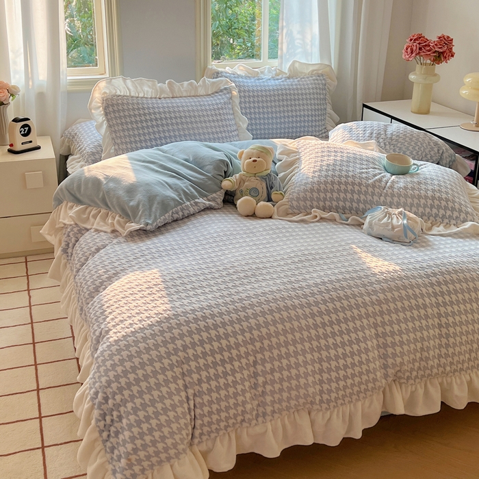 91家纺网 家纺一手货源 找家纺 轻奢坊 2025新款牛奶绒千鸟格烂花花边款四件套-场景二 奶酪蓝