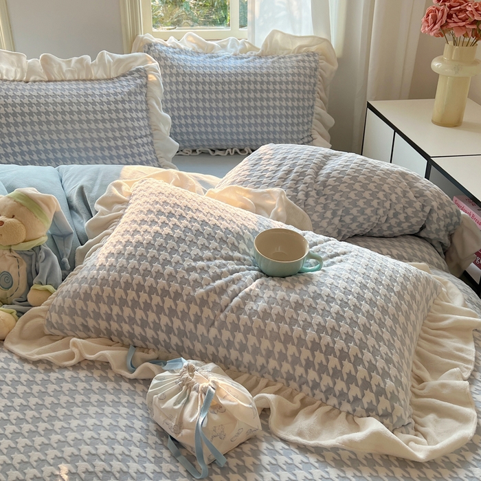 91家纺网 家纺一手货源 找家纺 轻奢坊 2025新款牛奶绒千鸟格烂花花边款四件套-场景二 奶酪蓝