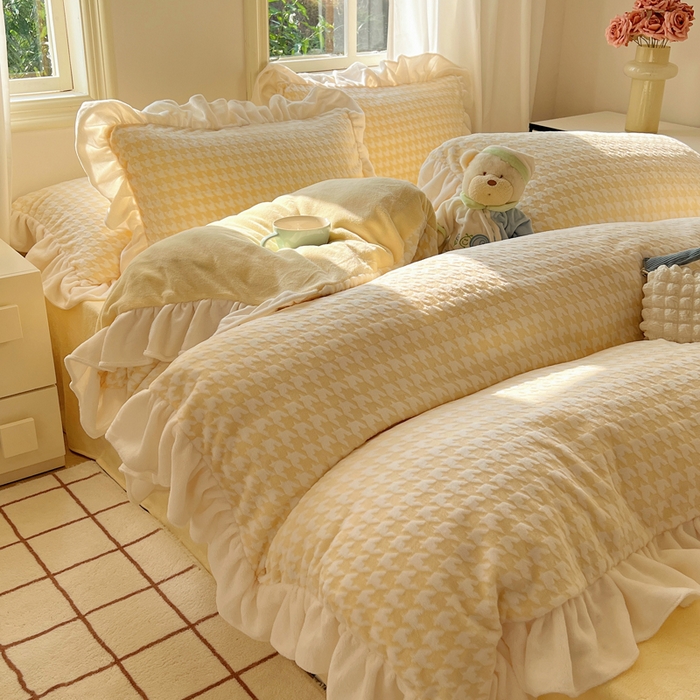 轻奢坊 2025新款牛奶绒千鸟格烂花花边款四件套-场景二 奶酪黄