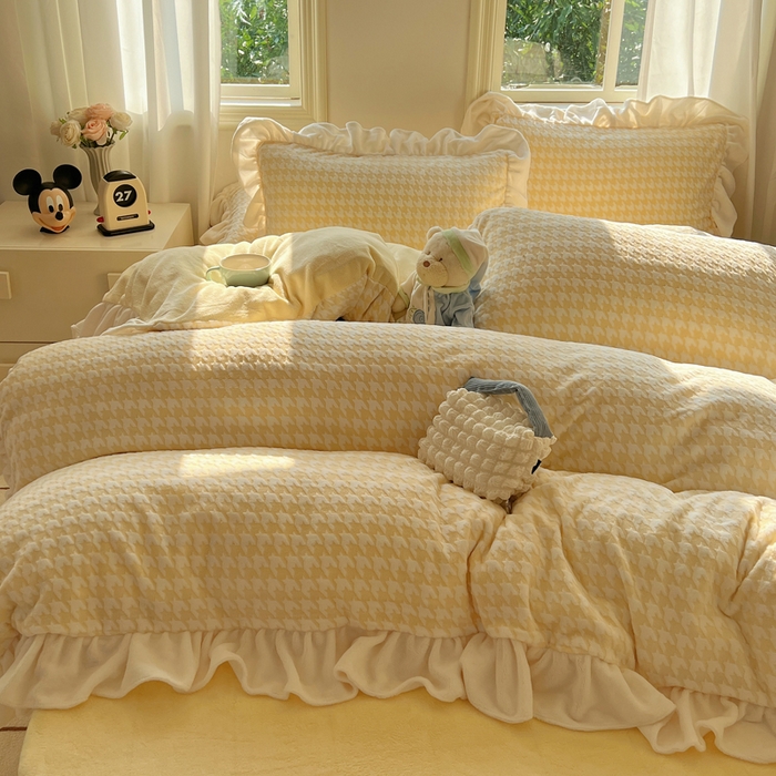 91家纺网 家纺一手货源 找家纺 轻奢坊 2025新款牛奶绒千鸟格烂花花边款四件套-场景二 奶酪黄