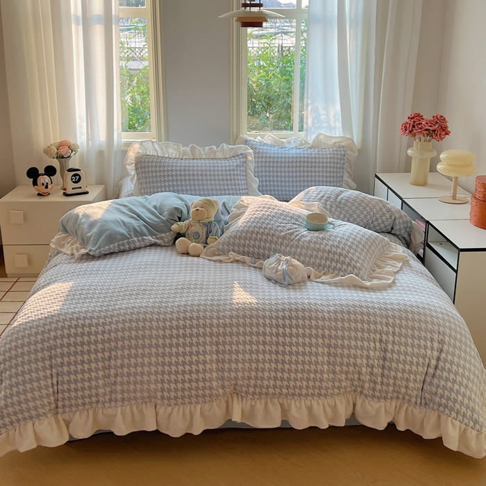 91家纺网 家纺一手货源 找家纺 轻奢坊 2025新款牛奶绒千鸟格烂花花边款四件套-场景二 奶酪蓝