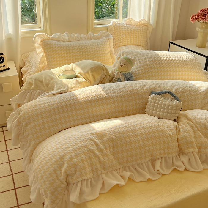 91家纺网 家纺一手货源 找家纺 轻奢坊 2025新款牛奶绒千鸟格烂花花边款四件套-场景二 奶酪黄