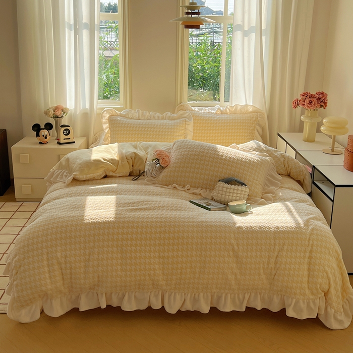 91家纺网 家纺一手货源 找家纺 轻奢坊 2025新款牛奶绒千鸟格烂花花边款四件套-场景二 奶酪黄