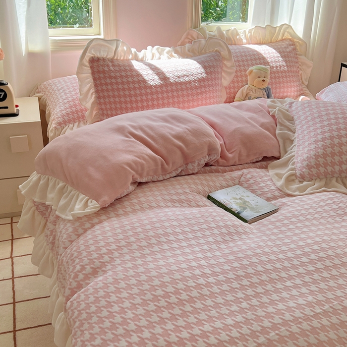 91家纺网 家纺一手货源 找家纺 轻奢坊 2025新款牛奶绒千鸟格烂花花边款四件套-场景二 奶酪粉