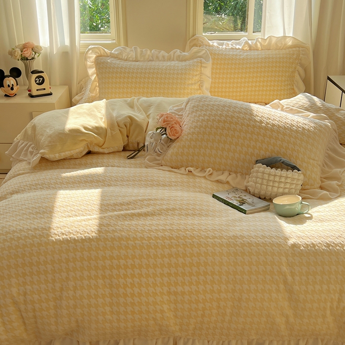 91家纺网 家纺一手货源 找家纺 轻奢坊 2025新款牛奶绒千鸟格烂花花边款四件套-场景二 奶酪黄