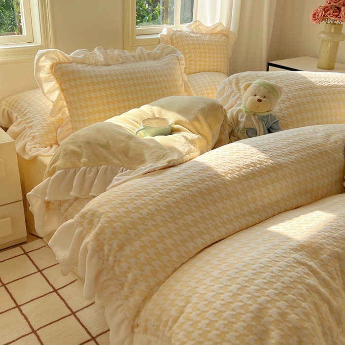 91家纺网 家纺一手货源 找家纺 轻奢坊 2025新款牛奶绒千鸟格烂花花边款四件套-场景二 奶酪黄