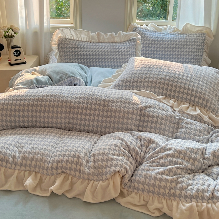 91家纺网 家纺一手货源 找家纺 轻奢坊 2025新款牛奶绒千鸟格烂花花边款四件套-场景二 奶酪蓝