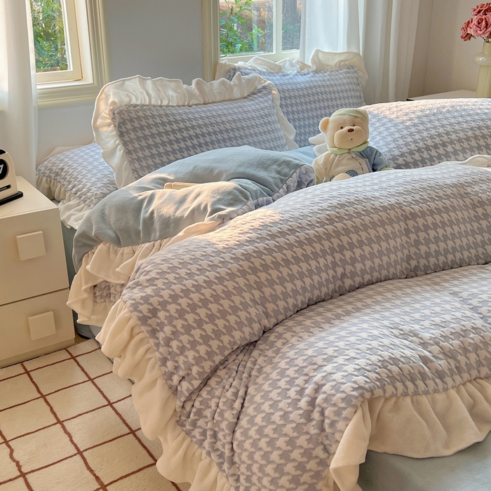 91家纺网 家纺一手货源 找家纺 轻奢坊 2025新款牛奶绒千鸟格烂花花边款四件套-场景二 奶酪蓝