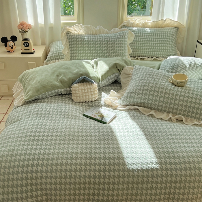 91家纺网 家纺一手货源 找家纺 轻奢坊 2025新款牛奶绒千鸟格烂花花边款四件套-场景二 奶酪绿