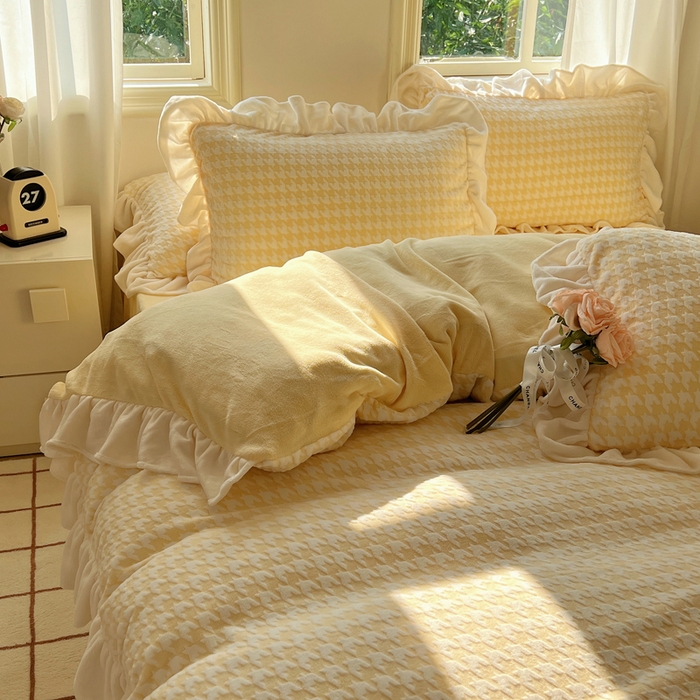 91家纺网 家纺一手货源 找家纺 轻奢坊 2025新款牛奶绒千鸟格烂花花边款四件套-场景二 奶酪黄