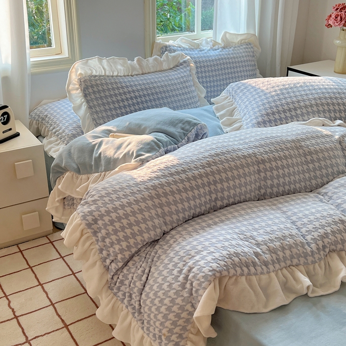 91家纺网 家纺一手货源 找家纺 轻奢坊 2025新款牛奶绒千鸟格烂花花边款四件套-场景二 奶酪蓝