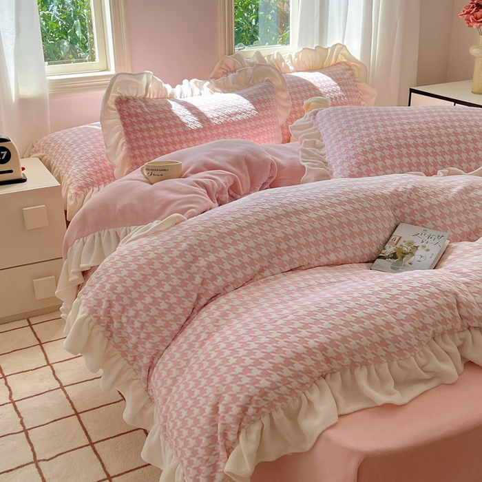 91家纺网 家纺一手货源 找家纺 轻奢坊 2025新款牛奶绒千鸟格烂花花边款四件套-场景二 奶酪粉