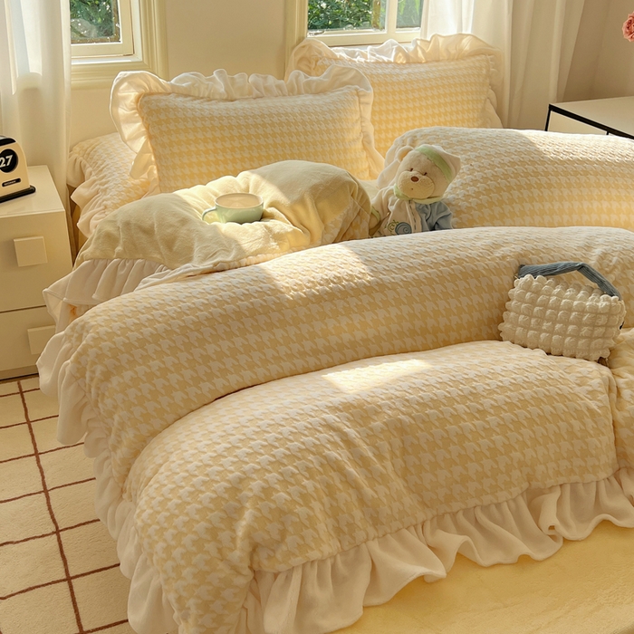 91家纺网 家纺一手货源 找家纺 轻奢坊 2025新款牛奶绒千鸟格烂花花边款四件套-场景二 奶酪黄