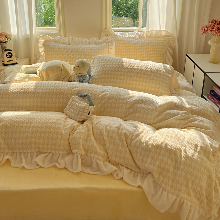 91家纺网 家纺一手货源 找家纺 轻奢坊 2025新款牛奶绒千鸟格烂花花边款四件套-场景二 奶酪黄