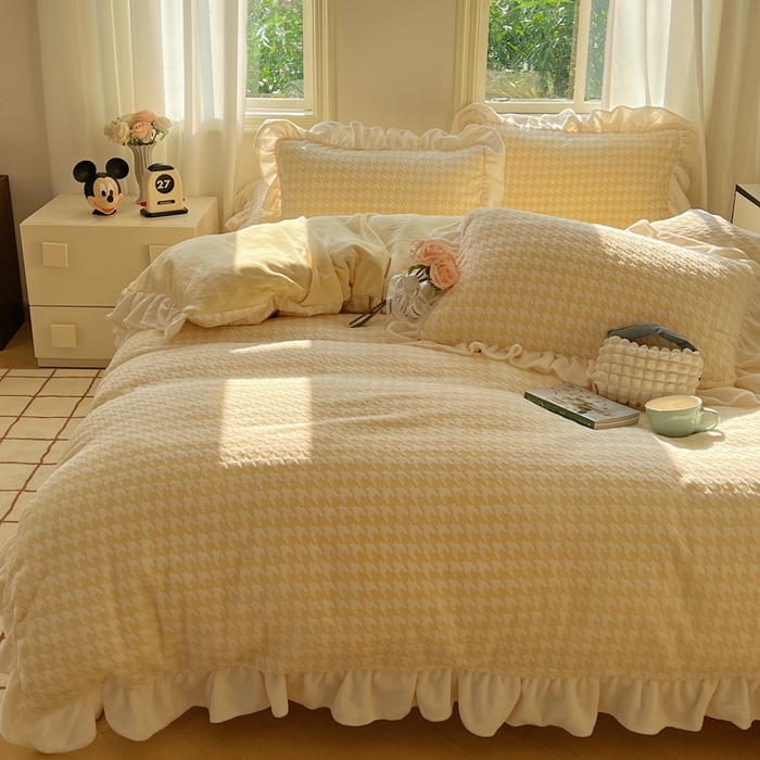 91家纺网 家纺一手货源 找家纺 轻奢坊 2025新款牛奶绒千鸟格烂花花边款四件套-场景二 奶酪黄