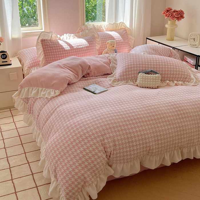 91家纺网 家纺一手货源 找家纺 轻奢坊 2025新款牛奶绒千鸟格烂花花边款四件套-场景二 奶酪粉