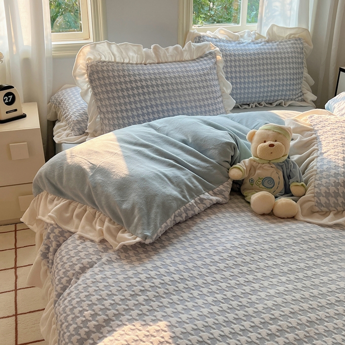 91家纺网 家纺一手货源 找家纺 轻奢坊 2025新款牛奶绒千鸟格烂花花边款四件套-场景二 奶酪蓝