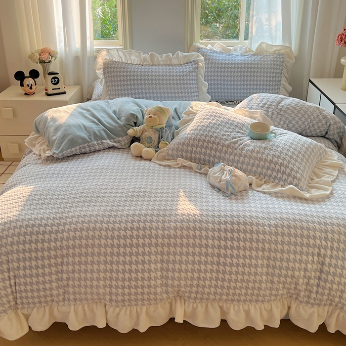 91家纺网 家纺一手货源 找家纺 轻奢坊 2025新款牛奶绒千鸟格烂花花边款四件套-场景二 奶酪蓝