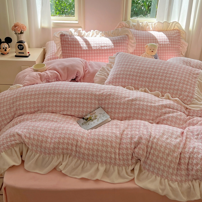 91家纺网 家纺一手货源 找家纺 轻奢坊 2025新款牛奶绒千鸟格烂花花边款四件套-场景二 奶酪粉