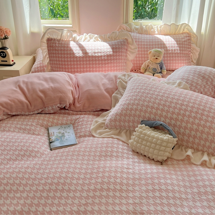 91家纺网 家纺一手货源 找家纺 轻奢坊 2025新款牛奶绒千鸟格烂花花边款四件套-场景二 奶酪粉