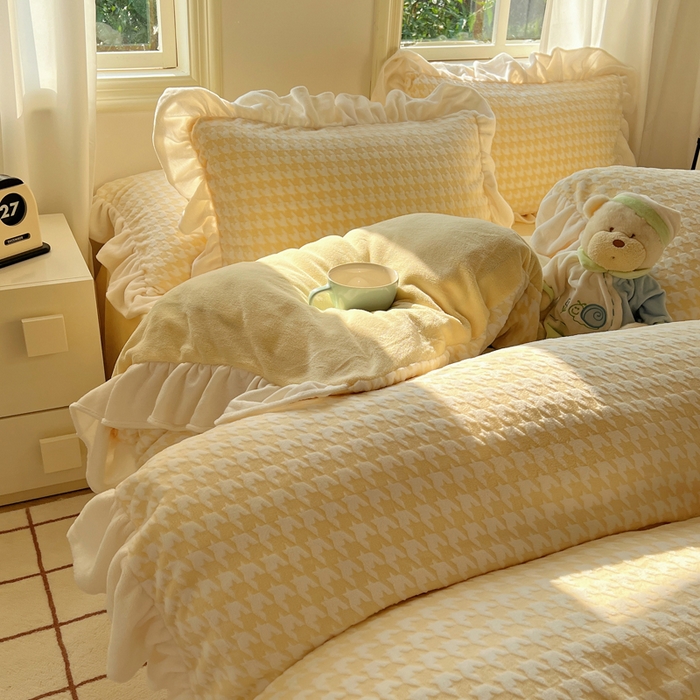 91家纺网 家纺一手货源 找家纺 轻奢坊 2025新款牛奶绒千鸟格烂花花边款四件套-场景二 奶酪黄